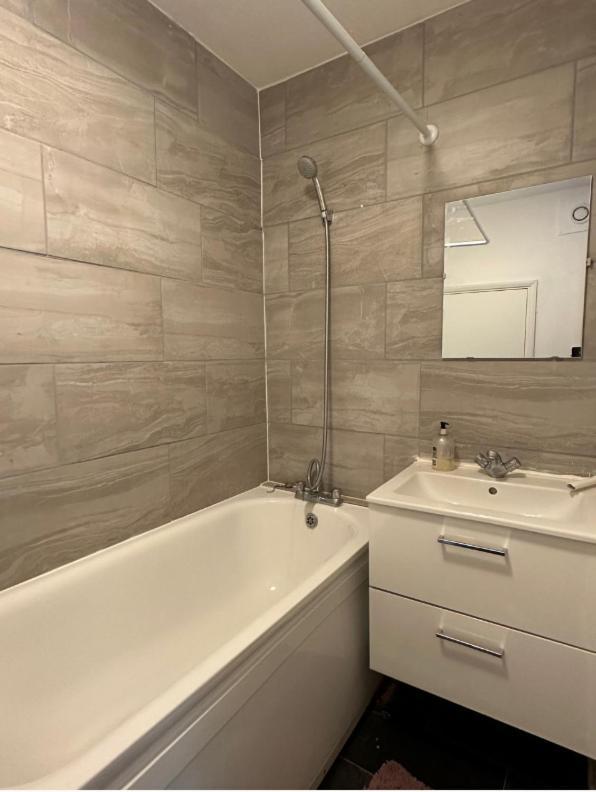 Spacious,1 Bed, Balcony, Southwark Central London Bagian luar foto